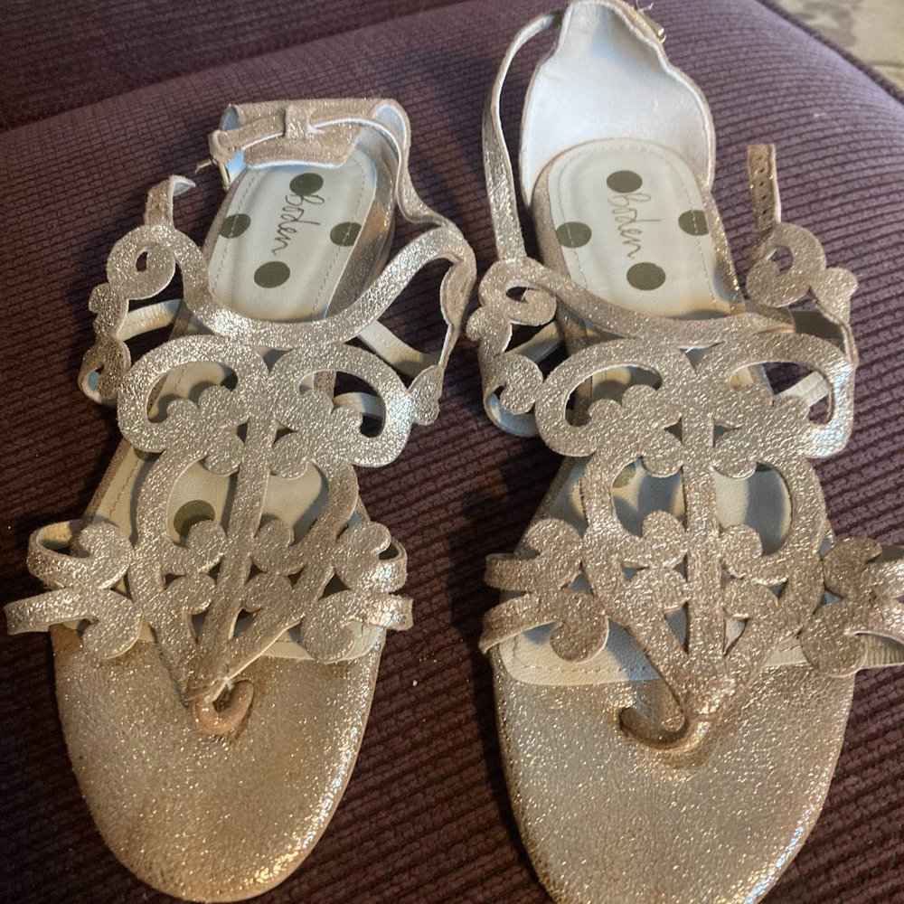 Beautiful BODEN strappy sandal in gold leather, size 40